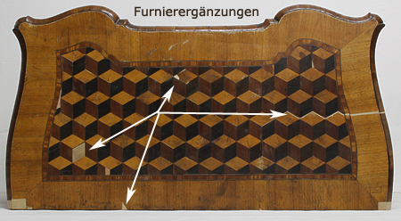 Mit Furnierergänzungen